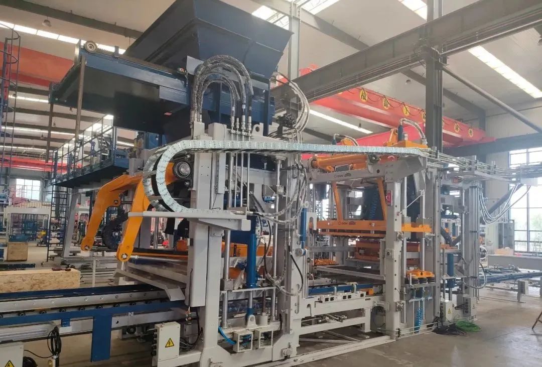 泉工ZN900CG國產(chǎn)設(shè)備首次進(jìn)入北美市場，開創(chuàng)中國磚機(jī)新紀(jì)元