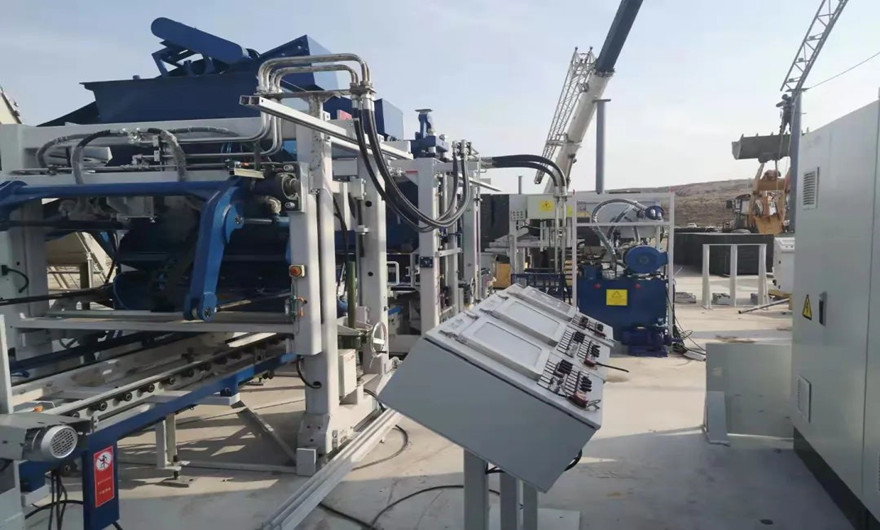 項(xiàng)目現(xiàn)場|泉工股份ZN900C全自動(dòng)生態(tài)砌塊成型機(jī)生產(chǎn)線于西北地區(qū)已經(jīng)進(jìn)入安裝調(diào)試階段